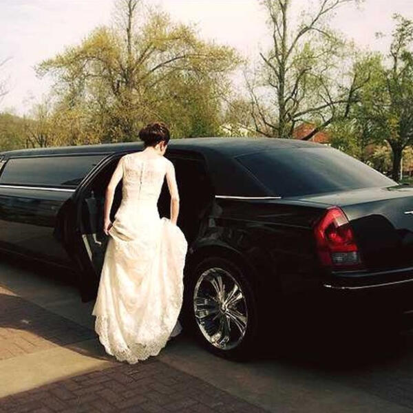 Luxury limo hire for weddings in Geelong